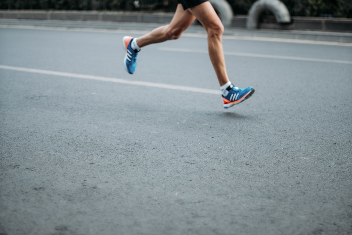 Runner mid-stride showing left and right leg motion